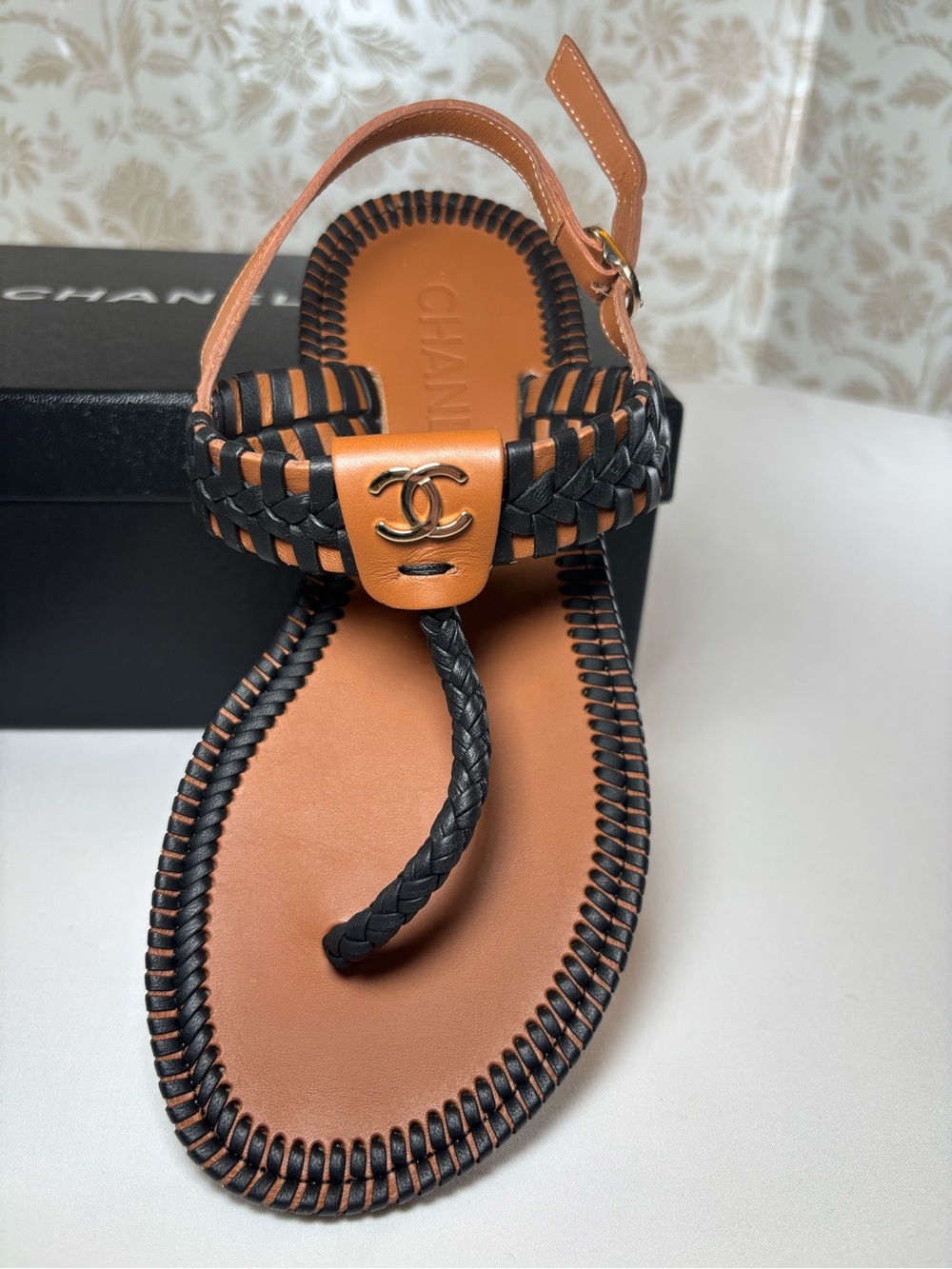 CHANEL Brown and Black Leather CC Logo Thong Sandals - Picture 4 of 10